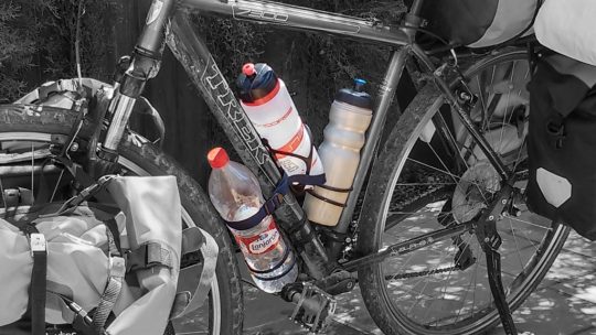 Transportar agua viajando en bicicleta